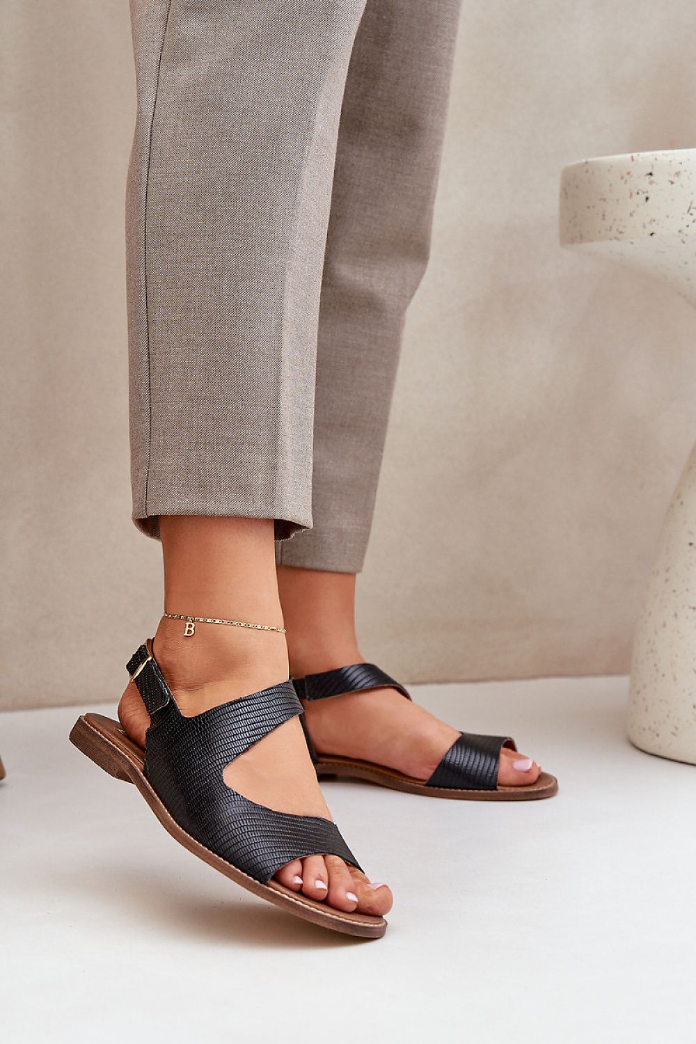 Zaniva Flat Leather Sandals
