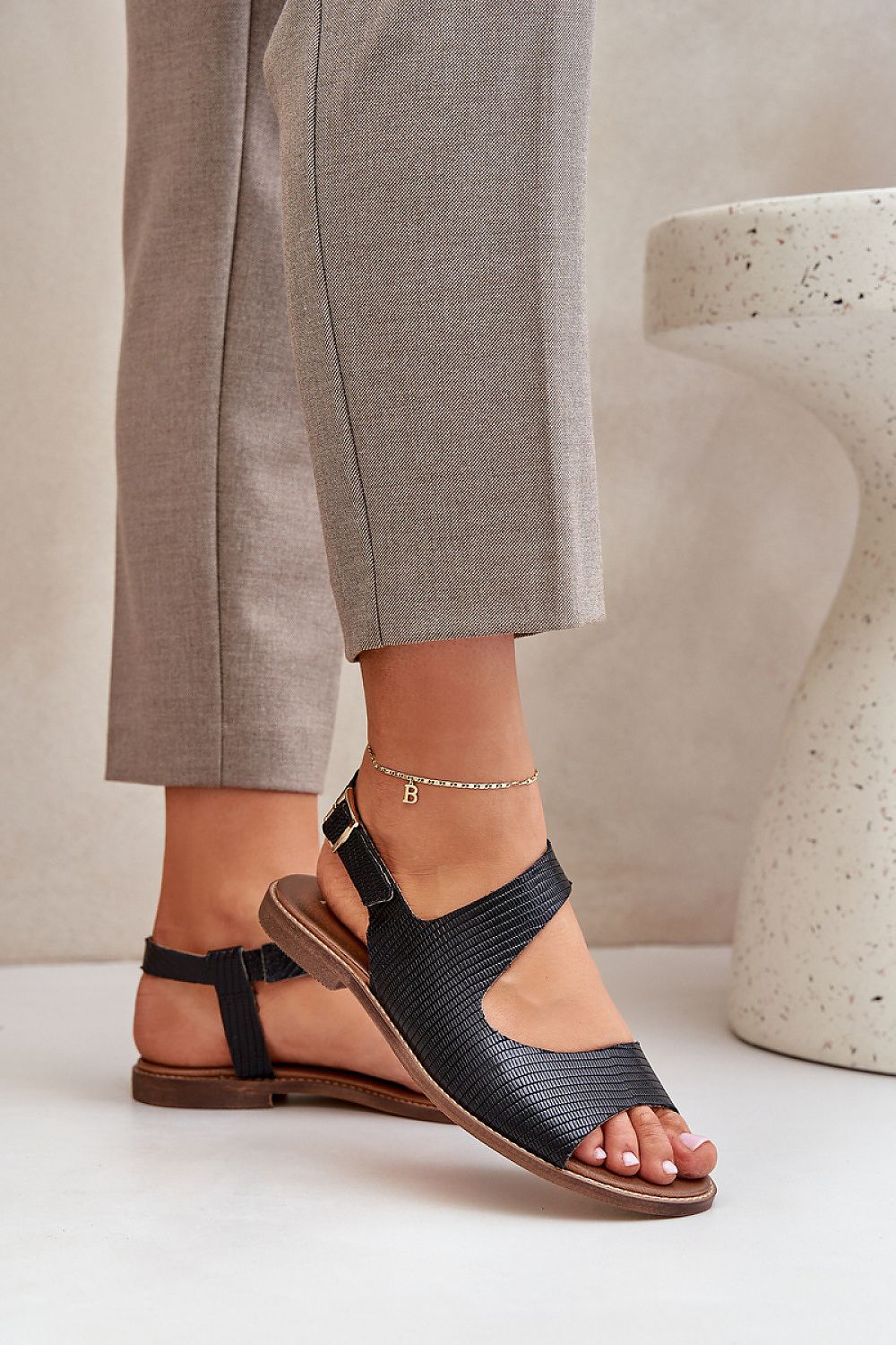 Zaniva Flat Leather Sandals